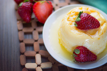 Sobremesa de morango com pudim servido em uma tigela.