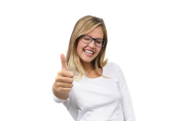 Hübsche blonde Frau mit Brille lacht und Daumen hoch und zwinkert