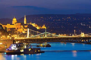 Obraz premium Bridges and Castle hill night view in Budapest