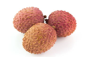 Tre lychees su sfondo bianco