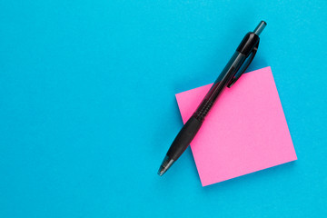 pink post with black pen on blue background - 186891496