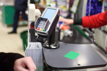 Calculations by credit card at the supermarket