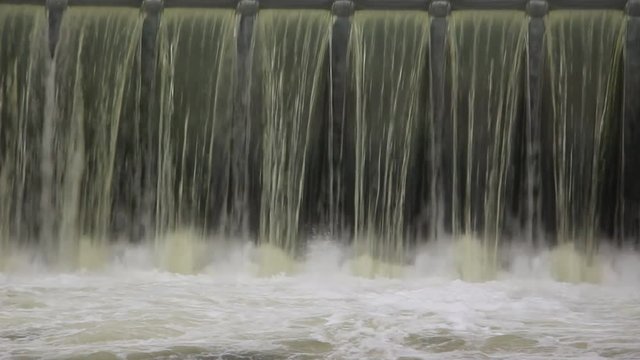 Der &Uuml;berlauf des Vorbeckens an der M&ouml;hnetalsperre bei Hochwasser