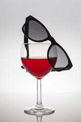 Rotweinglas mit Sonnenbrille