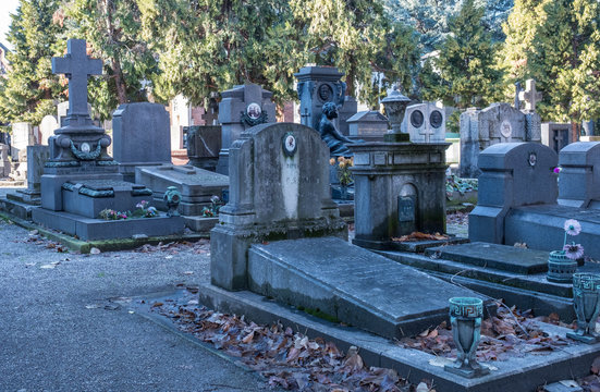Der alte Friedhof mit Gruft und Steinen