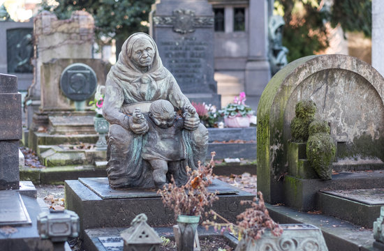 Der alte Friedhof mit Gruft und Steinen