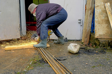 Builder cuts metal cutting machine