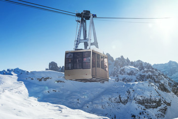 Seilbahn Gondel vor Bergkulisse