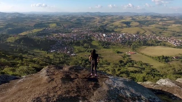 Mulher caminhando em penhasco