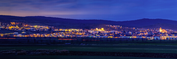 Eisenstadt Landeshauptstadt des Burgenland mit Beleuchtung am Abend