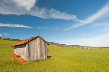 Hütte im Allgäu mit blauem Wolkenhimmel