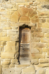 Porta antica di legno incastonata in vecchie mura