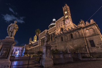 Vista notturna della Cattedrale di Palermo, Italia