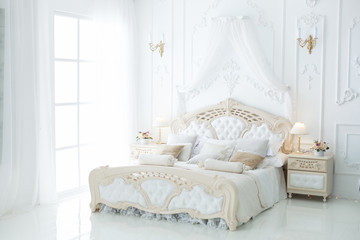 Fototapeta na wymiar Beautiful light bedroom with a large beautiful bed.