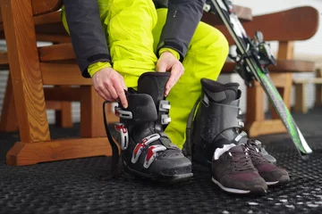Crédence de cuisine en verre imprimé Sports dhiver Ski-Schuhe anziehen, Skifahren 