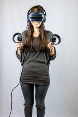 Junge Frau amüsiert sich mit Virtual Reality Datenbrille