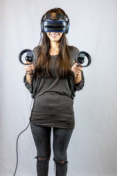 Junge Frau am&uuml;siert sich mit Virtual Reality Datenbrille