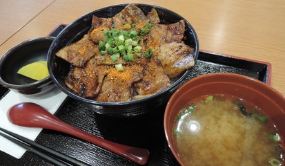 炎や　十勝　豚丼　炭火焼