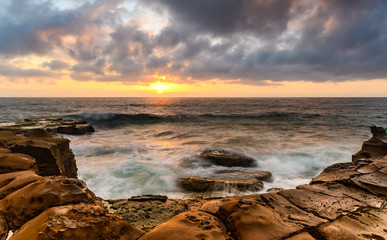 Obraz premium Overcast Sunrise Seascape and Rock Platform