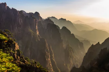 Keuken foto achterwand Huangshan Zonsondergang vanaf de Cloud verdrijvende paviljoen op Mt Huangshan Yellow Mountain), Anhui, China. Mt Huangshan is een van de beroemdste van China en heeft honderden dichters en schilders geïnspireerd