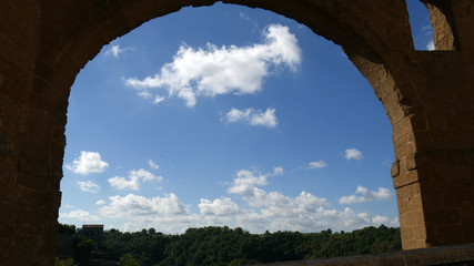 Nuvole nel cielo incorniciate in un arco medioevale