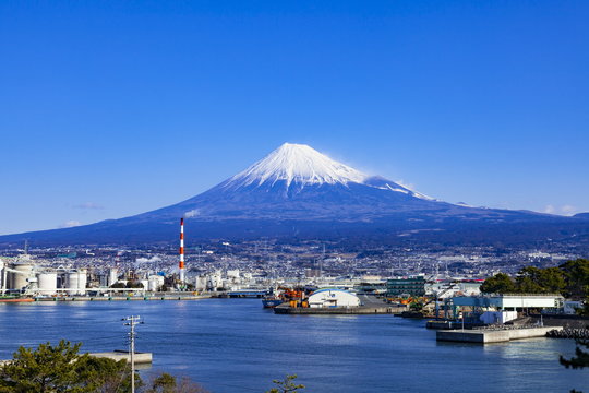 冬の富士山、静岡県富士市田子の浦港にて