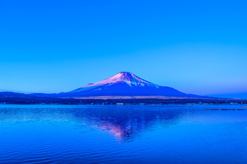 富士山と山中湖の逆さ富士