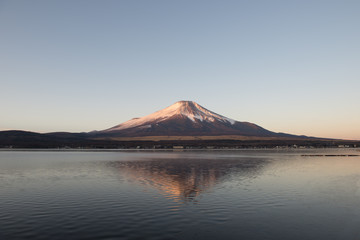 富士山と山中湖の逆さ富士