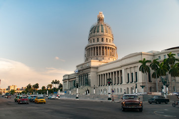 Obraz premium Capitol of Havana with daily traffic
