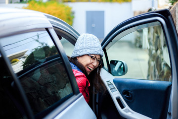 車と日本人女性