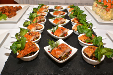 kaltes Buffet mit Räucherfisch im Schälchen auf Linsen-Paprika 