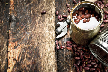 Canned red beans in tin cans.