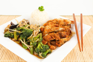 Gebratenes Hähnchenflsich mit Gemüse und Reis