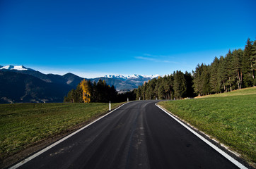 Obraz premium road leads to the highest snow-capped mountains