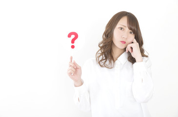 ？を出す女性