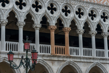 Impressionen aus Venedig - die Roten Säulen des Dogenpalastes 