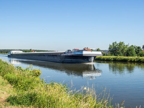 Main-Donau-Kanal mit Containerschiff