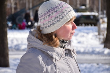 портрет зрелой женщины в профиль,прогулка по зимнему парку  