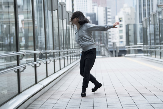 A woman who concentrates and dances modern dance