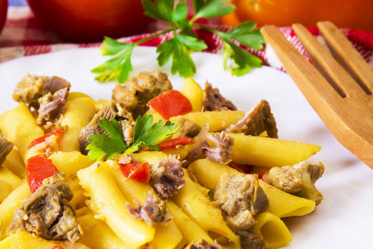 plate of macaroni and meat with tomato