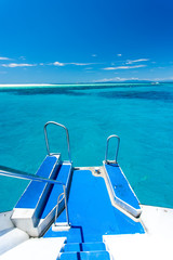 Obraz premium View off the back of a boat looking at Michaelmas Cay on the Great Barrier Reef off Cairns in Queensland, Australia