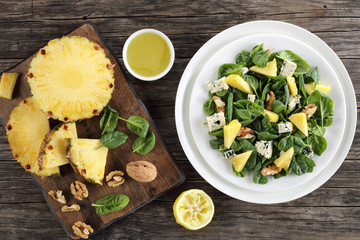 healthy salad of spinach and blue cheese
