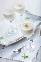 Crema tibia de espárragos blancos con berberechos, comida creativa y de gourmet para Navidad y otras celebraciones