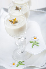 Crema tibia de espárragos blancos con berberechos, comida creativa y de gourmet para Navidad y otras celebraciones