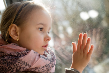 Fototapeta dziewczynka przy oknie  obraz