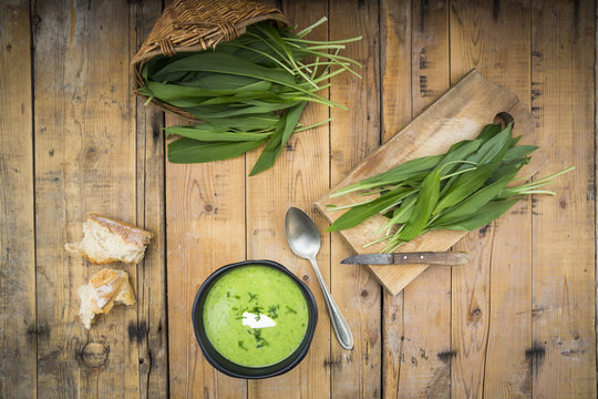 Bowl of bear's garlic soup and fresh ramson leaves