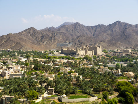 Oman, Dhakiliya, Oasis town Bahla, Fort Bahal in the background, Al Hajar al Gharbi Mountains