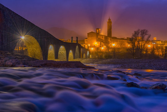 Italy, Province of Piacenza. Bobbio, Ponte Vecchio and the town of Bobbio in the evening