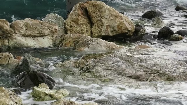 Olas rompiendo contra rocas del mar Mediterraneo