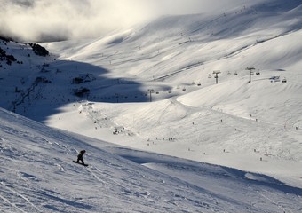 Surfeur glissant sur une piste d'une station de ski fran&ccedil;aise